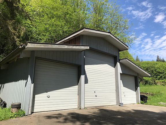 Outbuilding with 6 Stalls