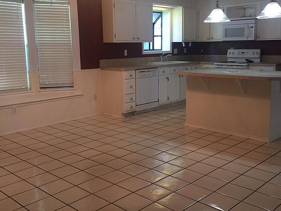 3rd image of 703 Tallwood Ln