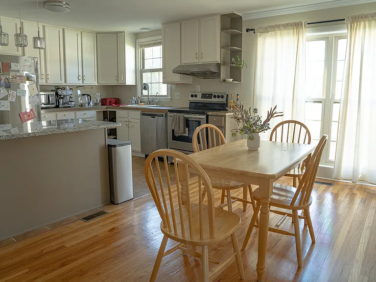 Open Concept Kitchen to dinning room