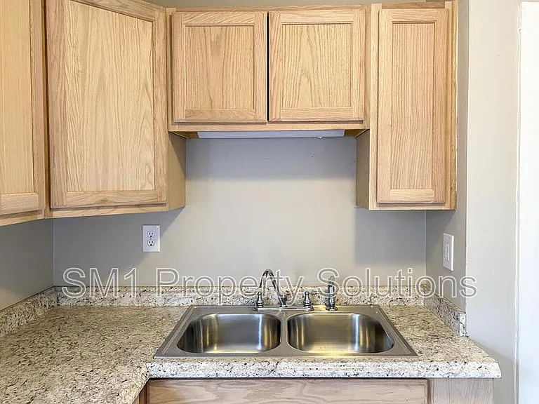 915 Willow Rd — Photo 2