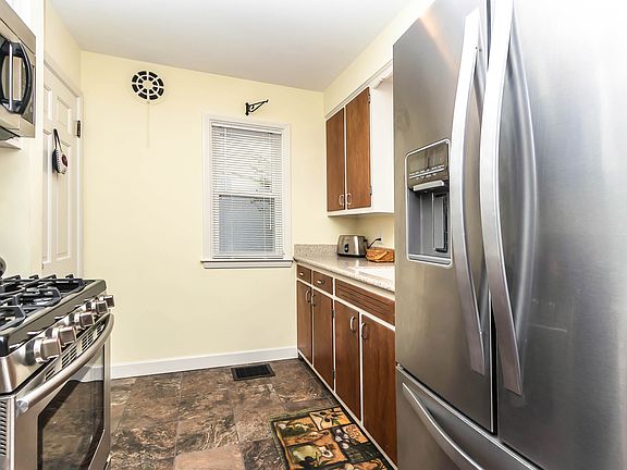 4th image of 162 Deland Ave