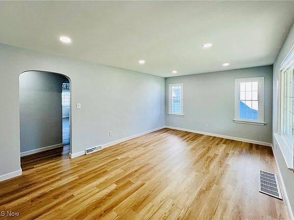 4th image of 723 Roosevelt Ave