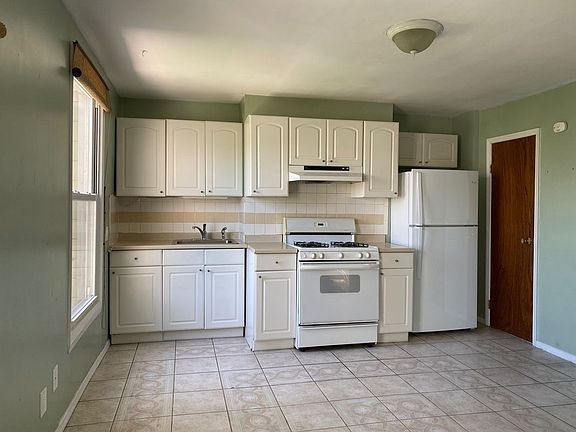 4th image of 552 Leonard St #3