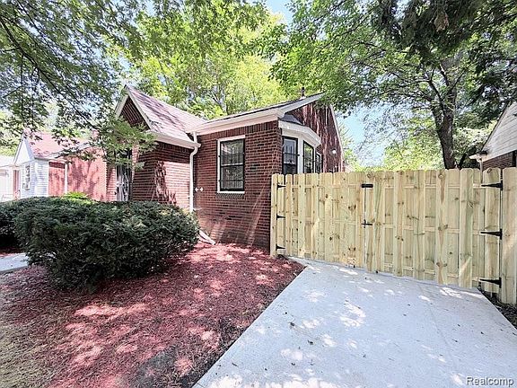 2nd image of 18418 Heyden St