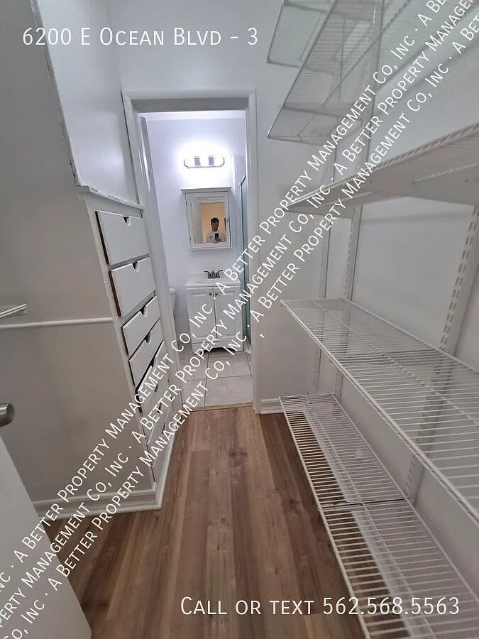 Lower Studio Near the Beach & Bay! Hardwood laminate floors,stove & fridge — Photo 4