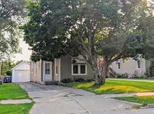 1106 Oak St, Muscatine, IA 52761