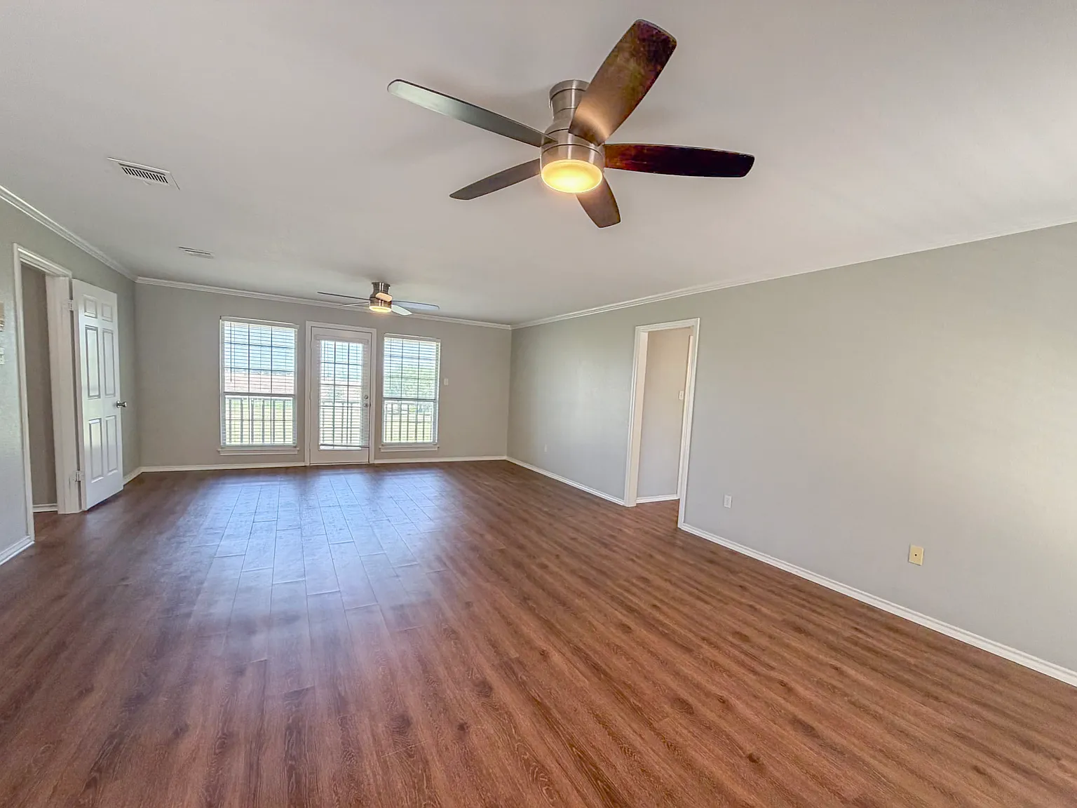 6 bed, 3582 sqft, $3,300 — Photo 3