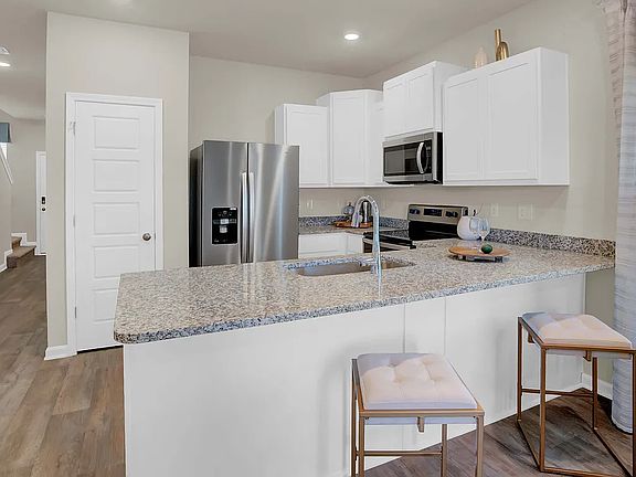 3rd image of 32223 Emancipation Cir