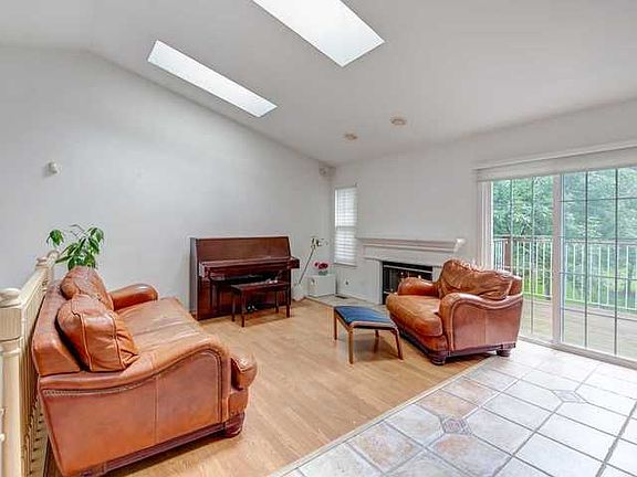 4th image of 2416 Madiera Ln