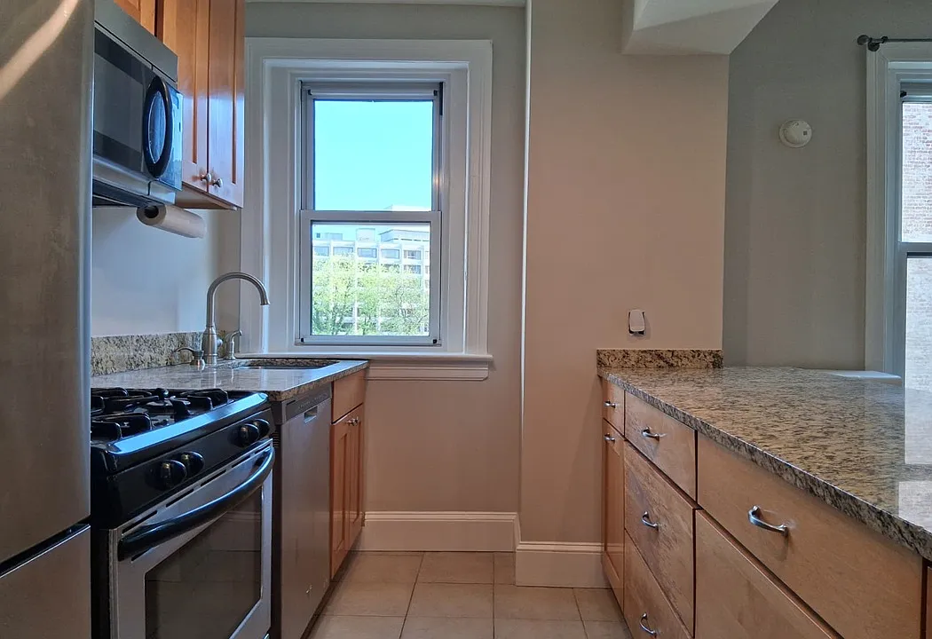 3 bed, 1100 sqft, $4,497 — Photo 3