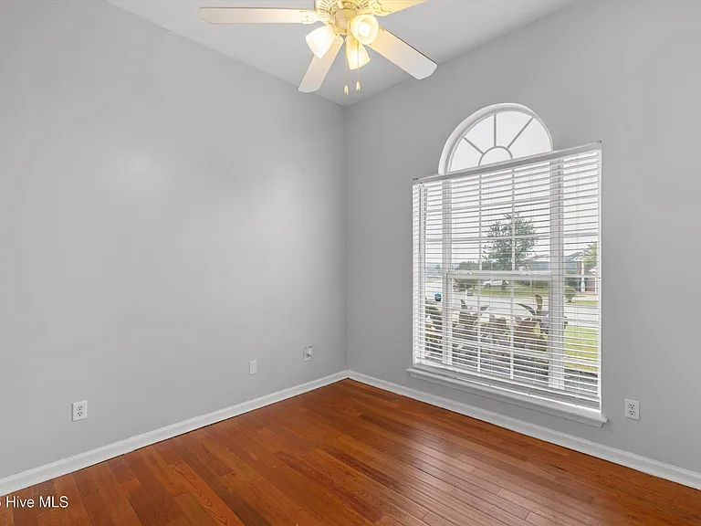 546 Jackson St — Photo 21