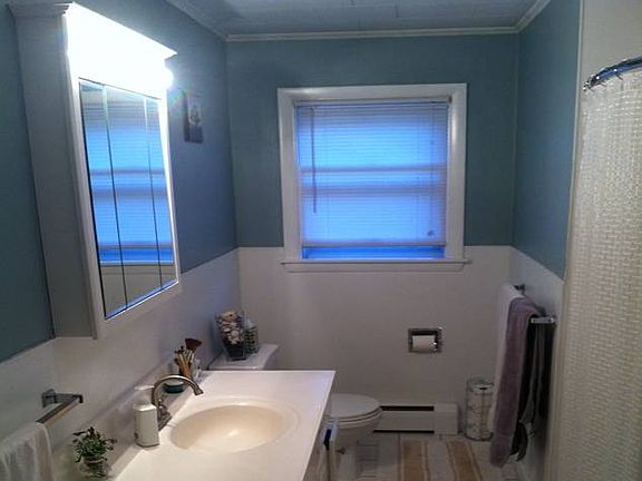 Bath w/ large vanity