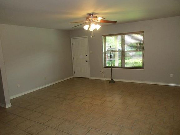 3rd image of 811 Conway Dr