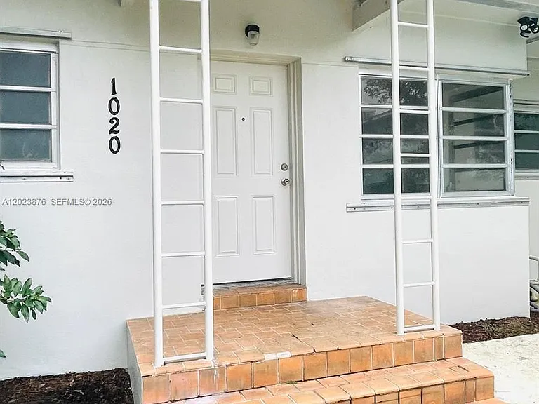 1020 SW 36th Ct — Photo 4