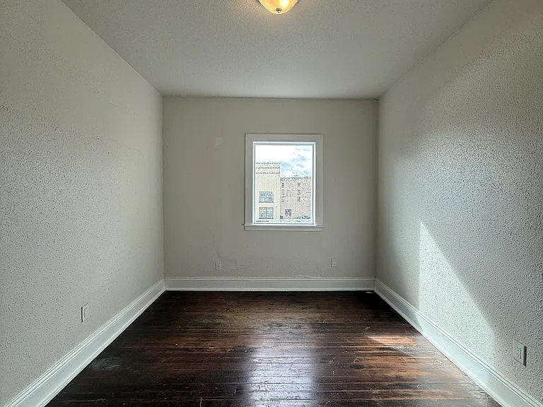 209 1/2 Wishkah St #309 — Photo 5