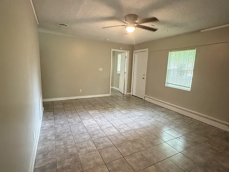 3902 Wesley Dr — Photo 2