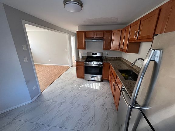 2nd image of 3021 W Belmont Ave #2F