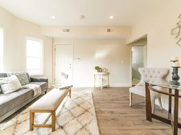 10 Elliott Pl APT 2F, Peabody, MA 01960