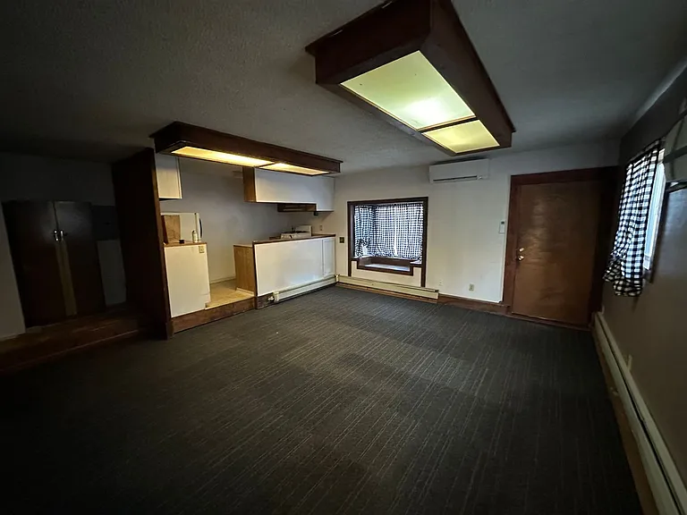 1316 Summers Ln — Photo 2