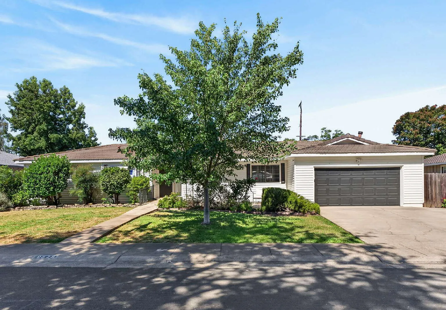 4 bed, 2.0 bath, 1805 sqft, $3,000 — Photo 3