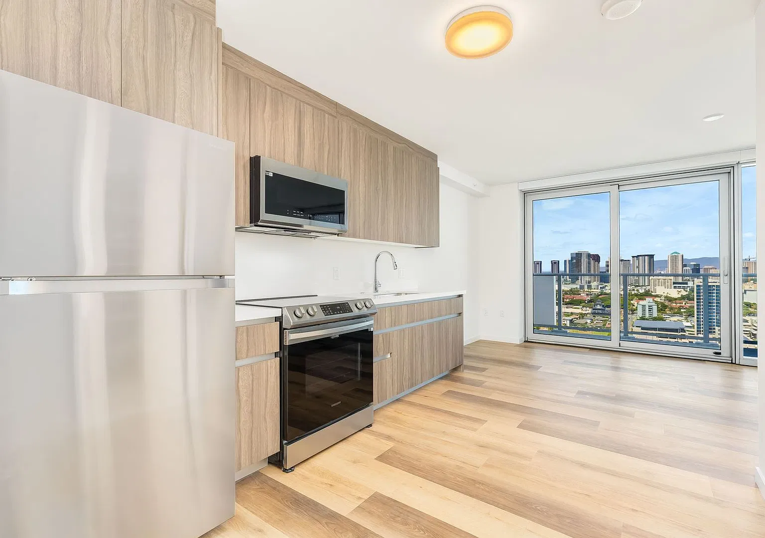 Pet Friendly, Large Luxury Studio at The Park on Ke'eaumoku (Available Oct. 1) — Photo 2