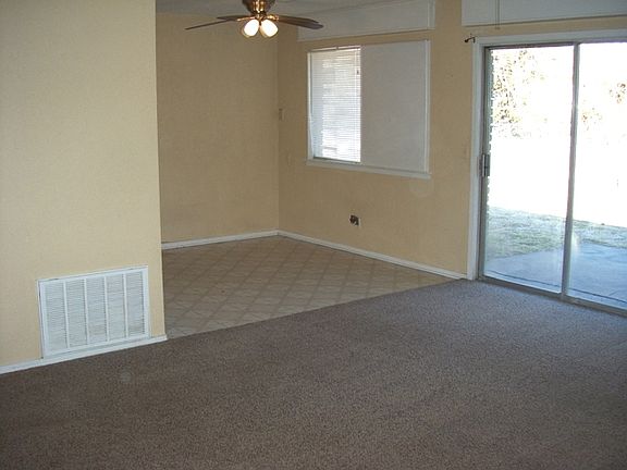 large living room, nice size dining