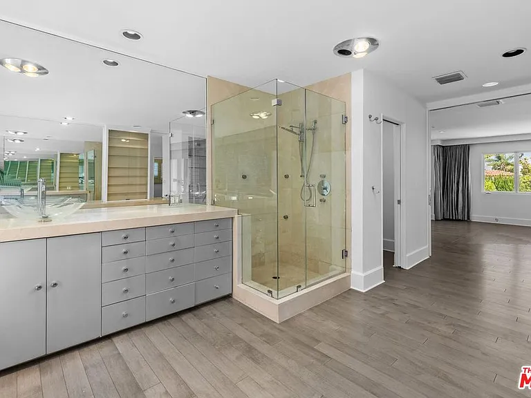 305 S Bedford Dr — Photo 25