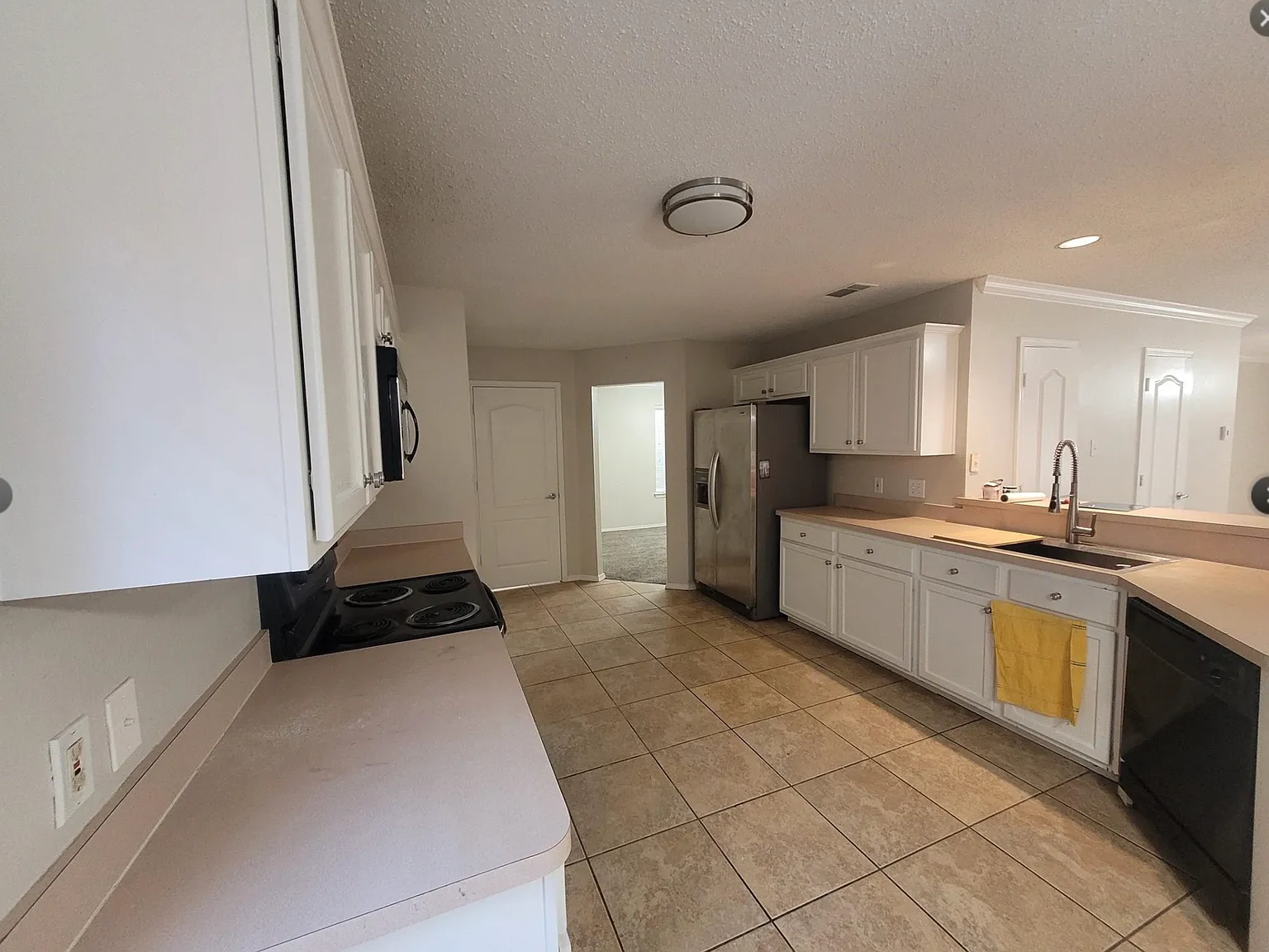 4 bed, 2472 sqft, $2,400 — Photo 4