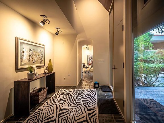 4th image of 9 Regent Dr