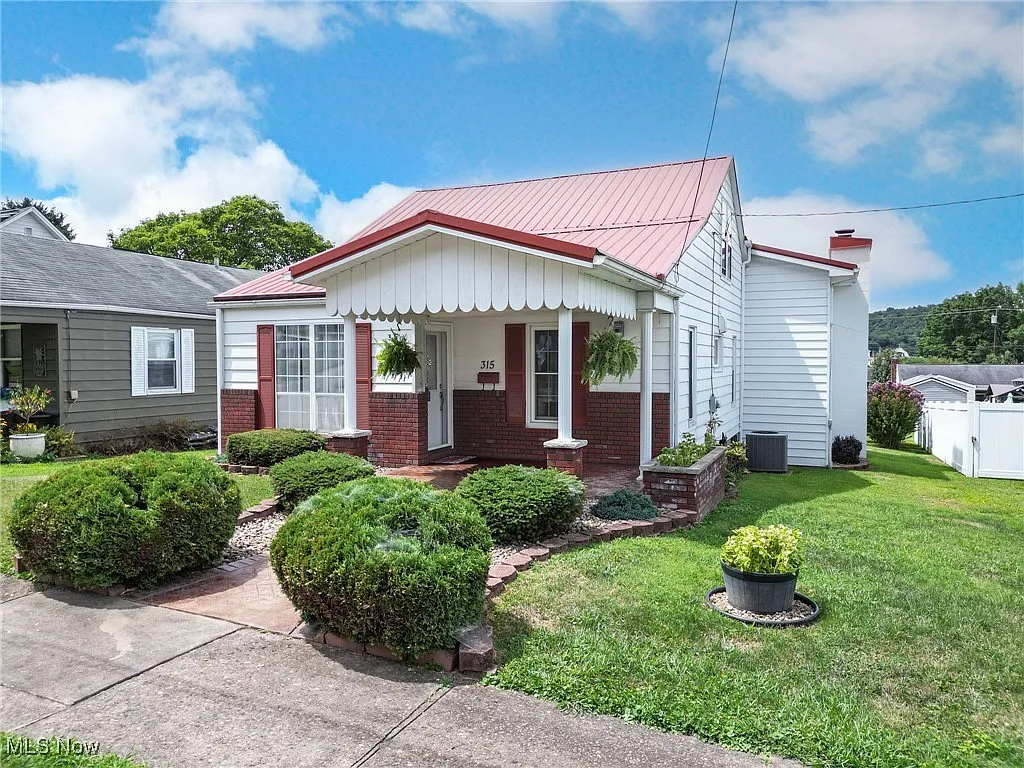 315 Morgan Ave photo 1