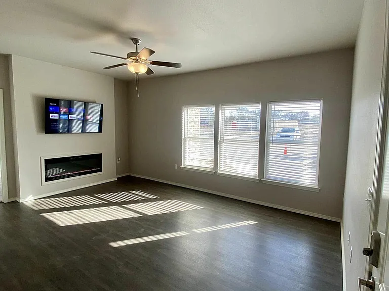 Crown at Seven Oaks Apartment Homes — Photo 14
