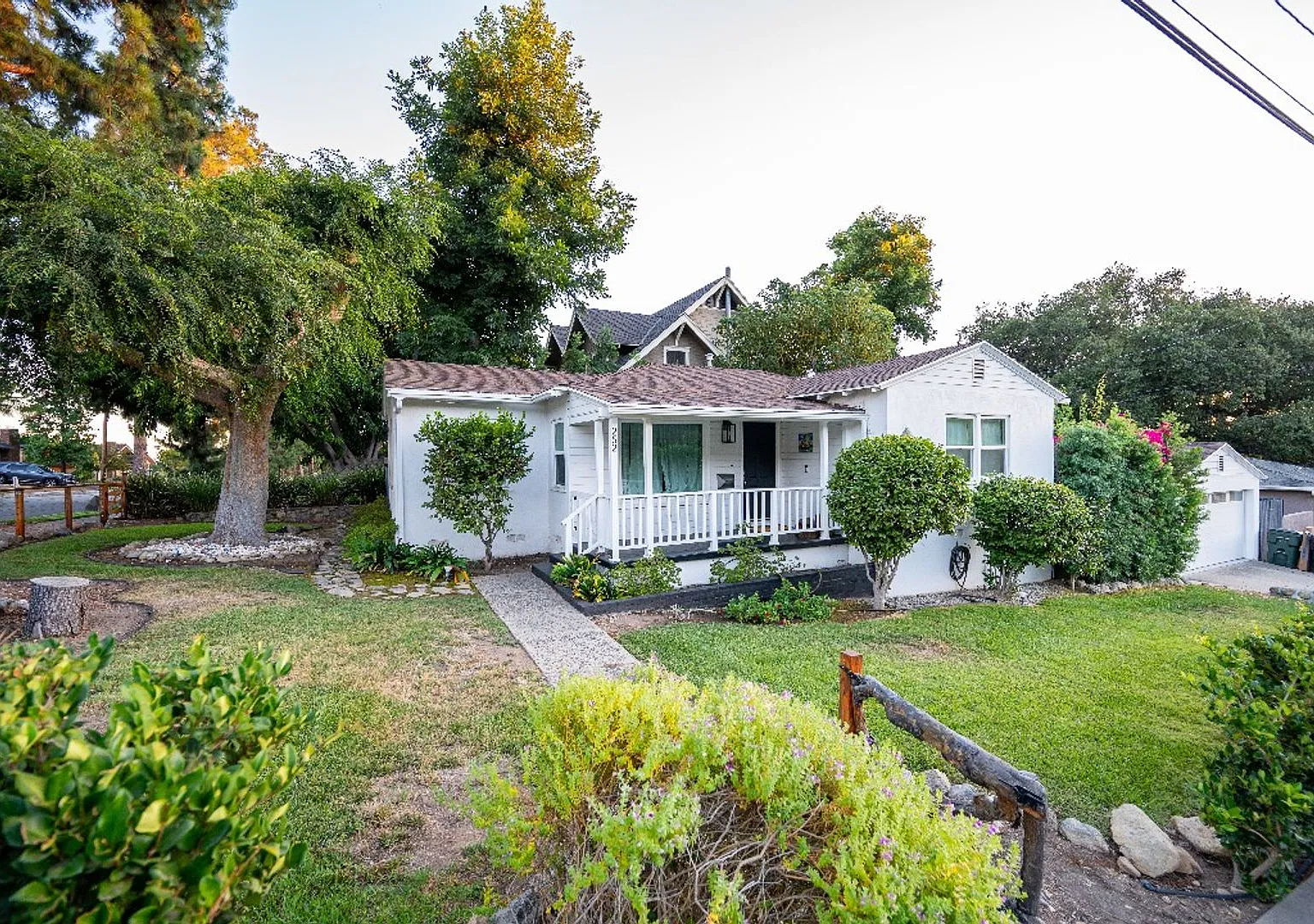 Charming Bungalow with King Size Bed — Photo 1