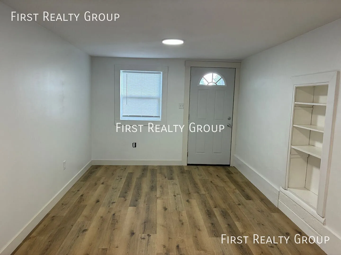 1 Bedroom Upstairs Apartment, Move in Ready! — Photo 4