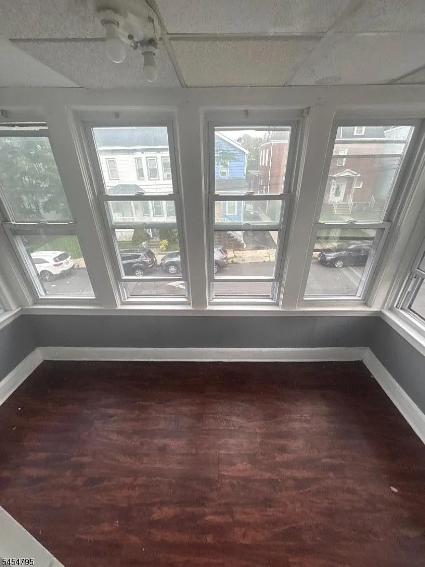 3 bed, 1.0 bath, 9999 sqft, $2,400 — Photo 4