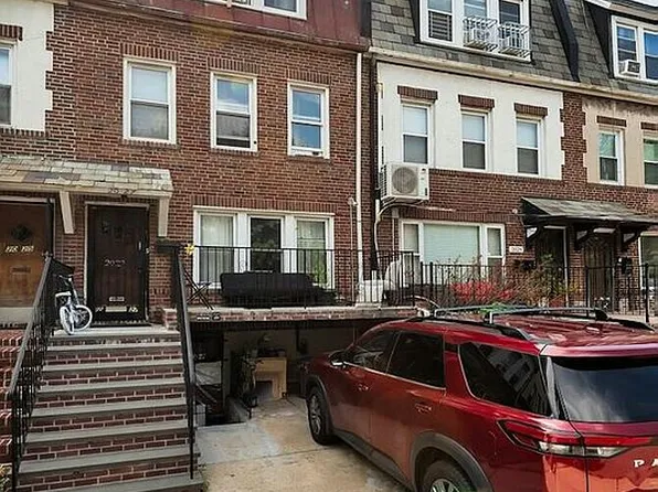 2027 31st St, Astoria, NY 11105