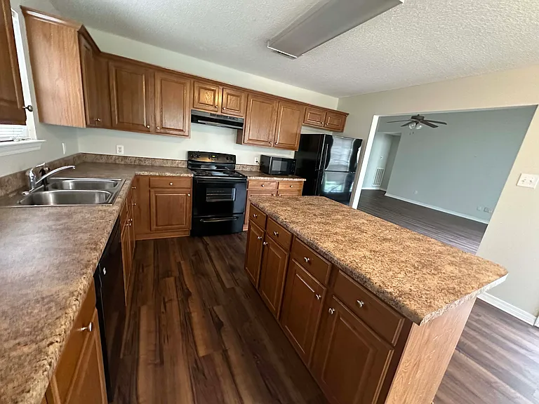 8914 Spring Grv S — Photo 5