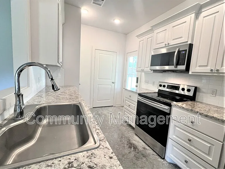 7677 River Ridge Dr — Photo 3
