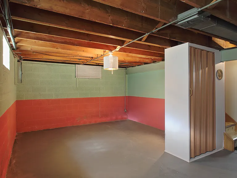 Newly painted bright warm tones. This photo has not been updated. New photo soon.