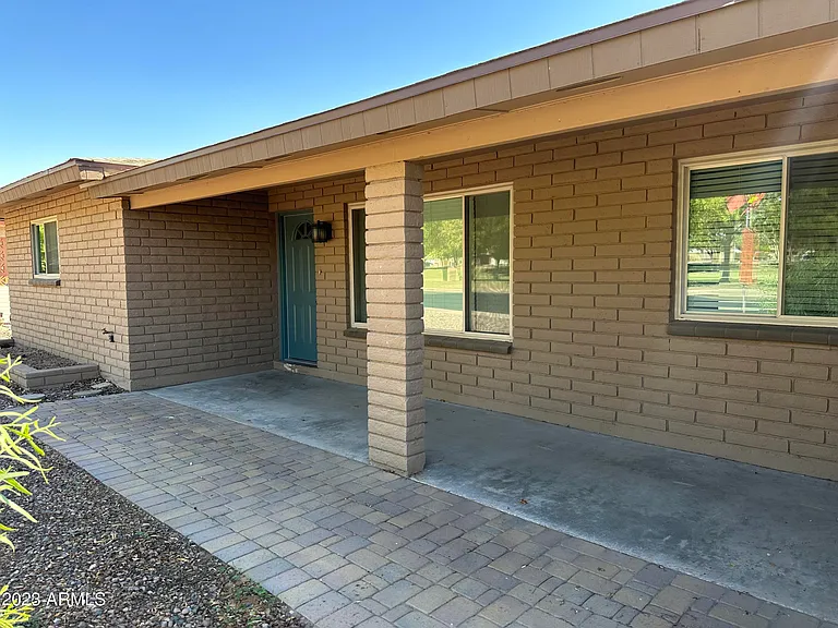 6013 E Evergreen St — Photo 2