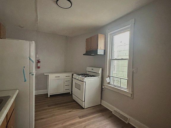 5th image of 122 Exton Ave