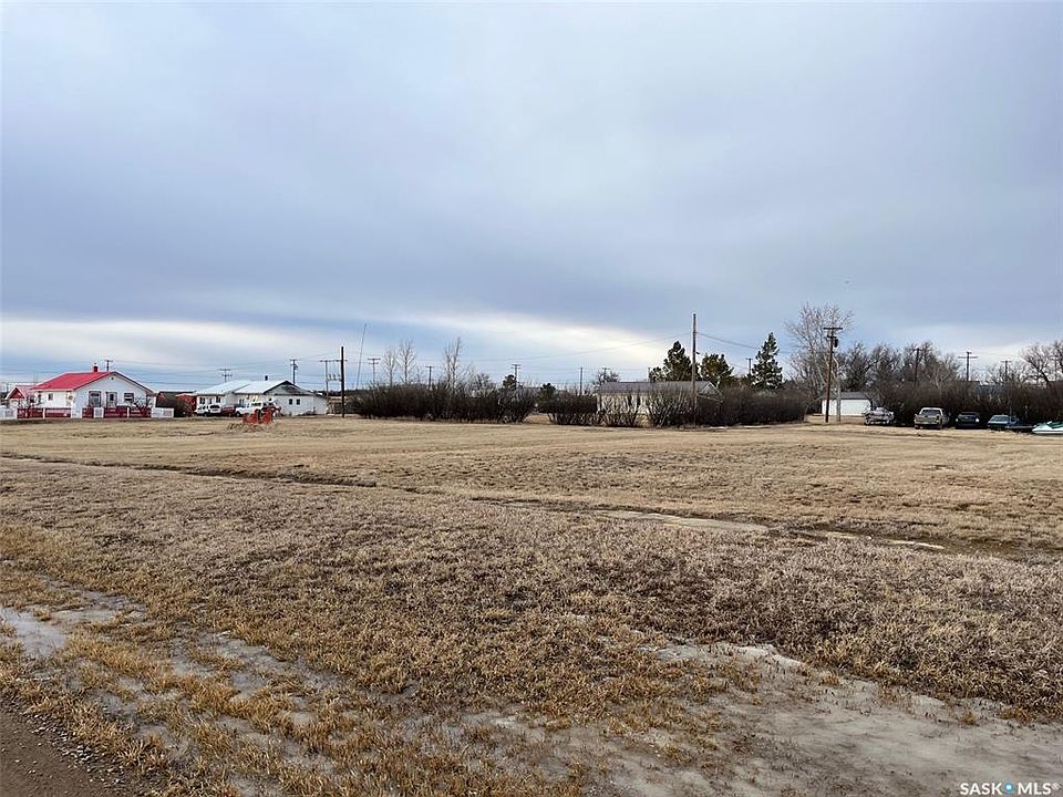 2nd image of 910 Railway AVENUE E