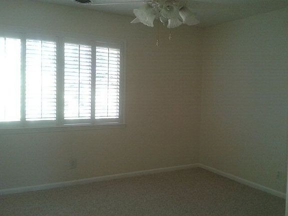 3rd image of 605 Willow Creek Dr