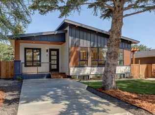8 S Carnarvon Way NW, Calgary, AB T2K1W4