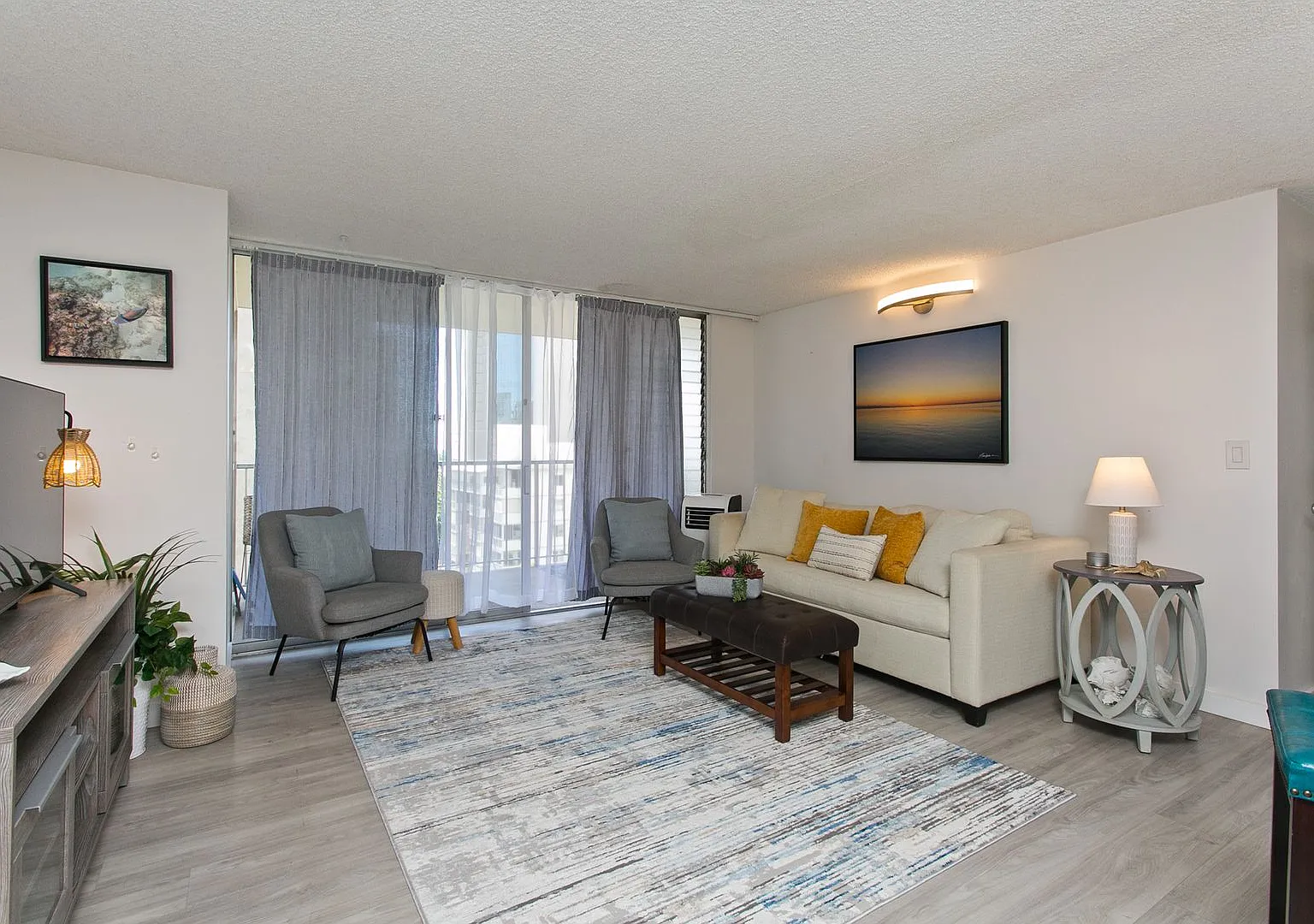 Move-in ready fully furnished beautiful 1 bedroom in Waikiki! — Photo 1