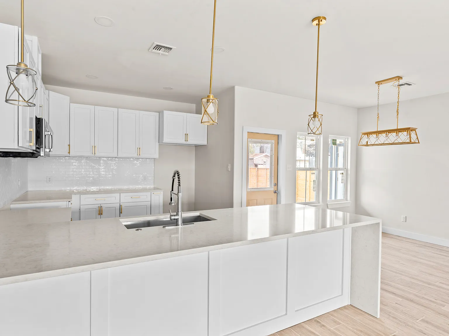 3 bed, 1582 sqft, $2,100 — Photo 3