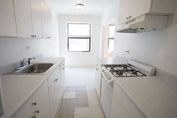 Ellis Court — Photo 9