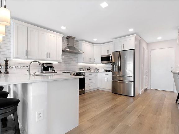 5th image of 2555 NE 11th St APT 901