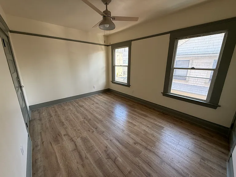 242 W 6th St — Photo 2