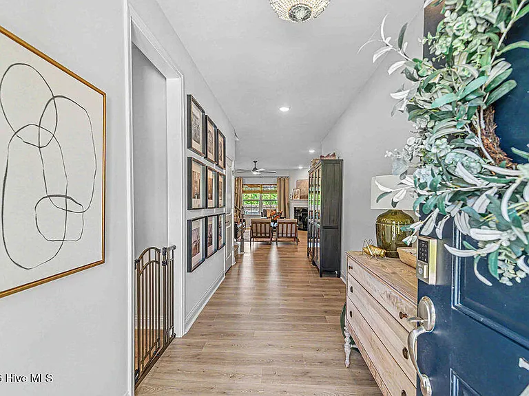 702 Greenwich Pl — Photo 3