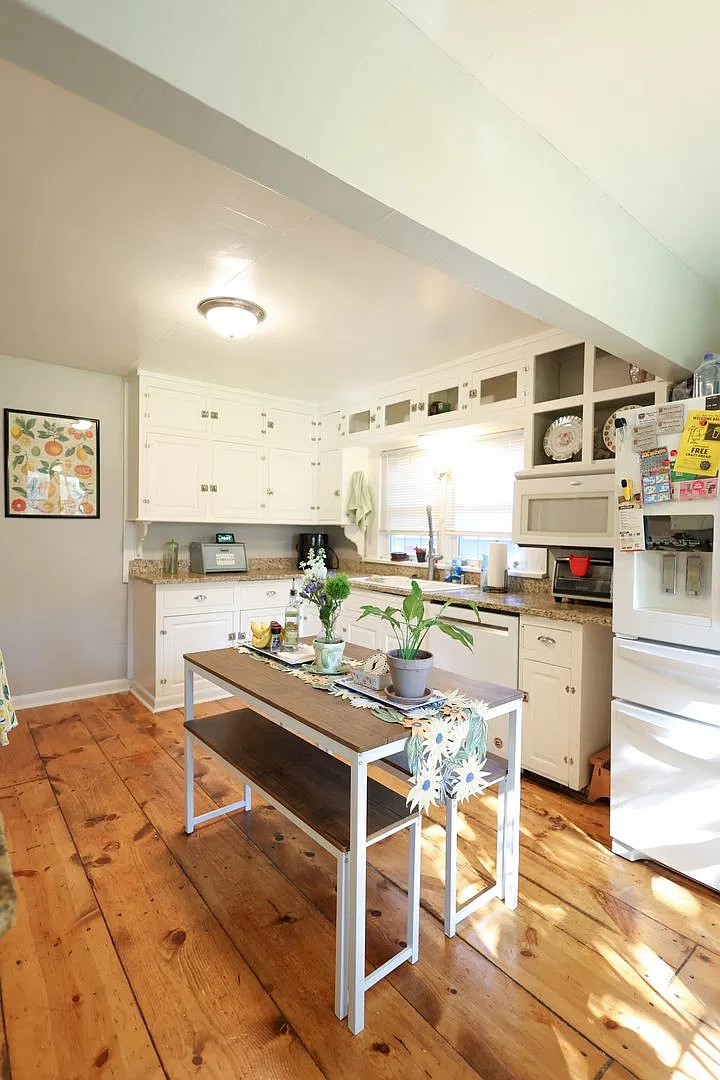 Charming 4BR/2BA Home Near MSU Huge Bedrooms, Fenced Yard + Off-Street Parking! — Photo 4